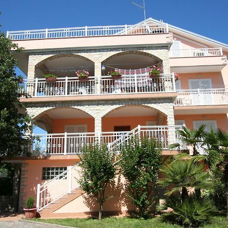 Apartments And Rooms Njivice Bagian luar foto