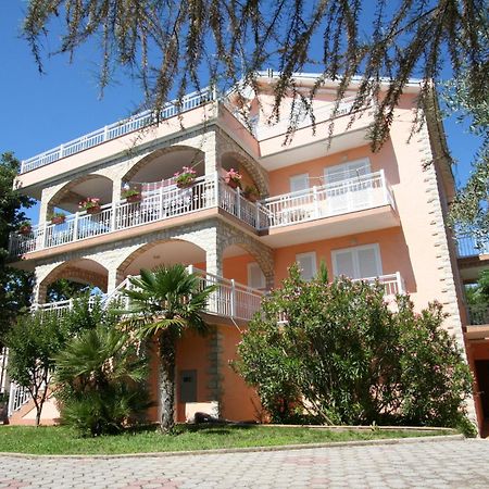 Apartments And Rooms Njivice Bagian luar foto