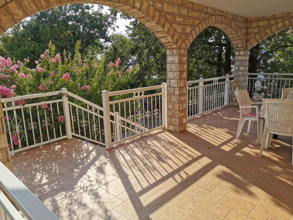 Apartments And Rooms Njivice Bagian luar foto