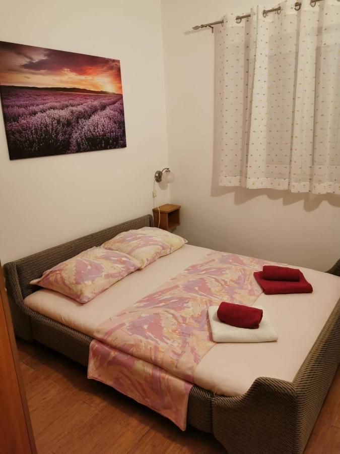 Apartments And Rooms Njivice Bagian luar foto