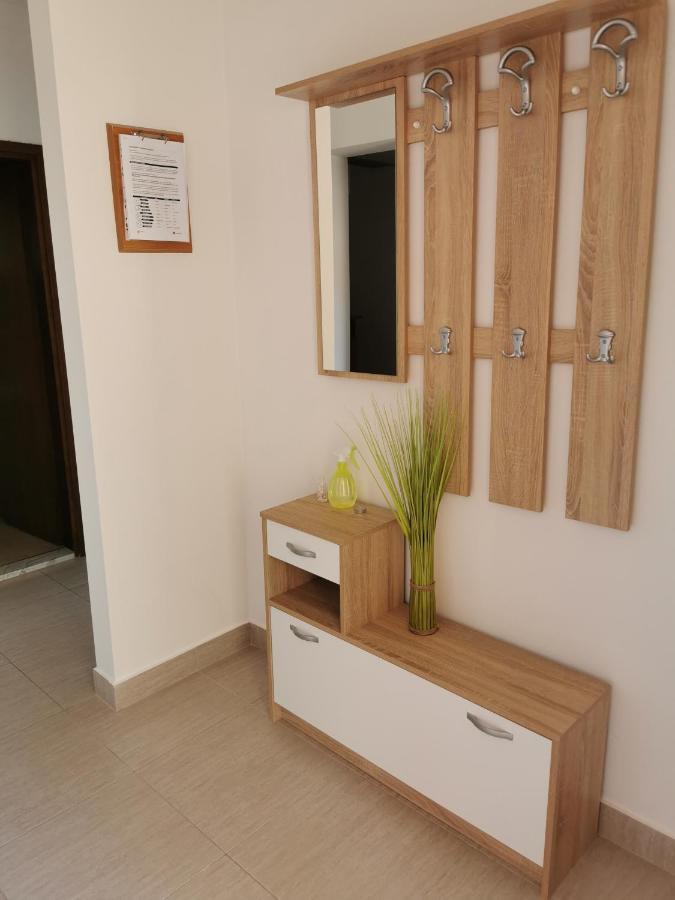 Apartments And Rooms Njivice Bagian luar foto