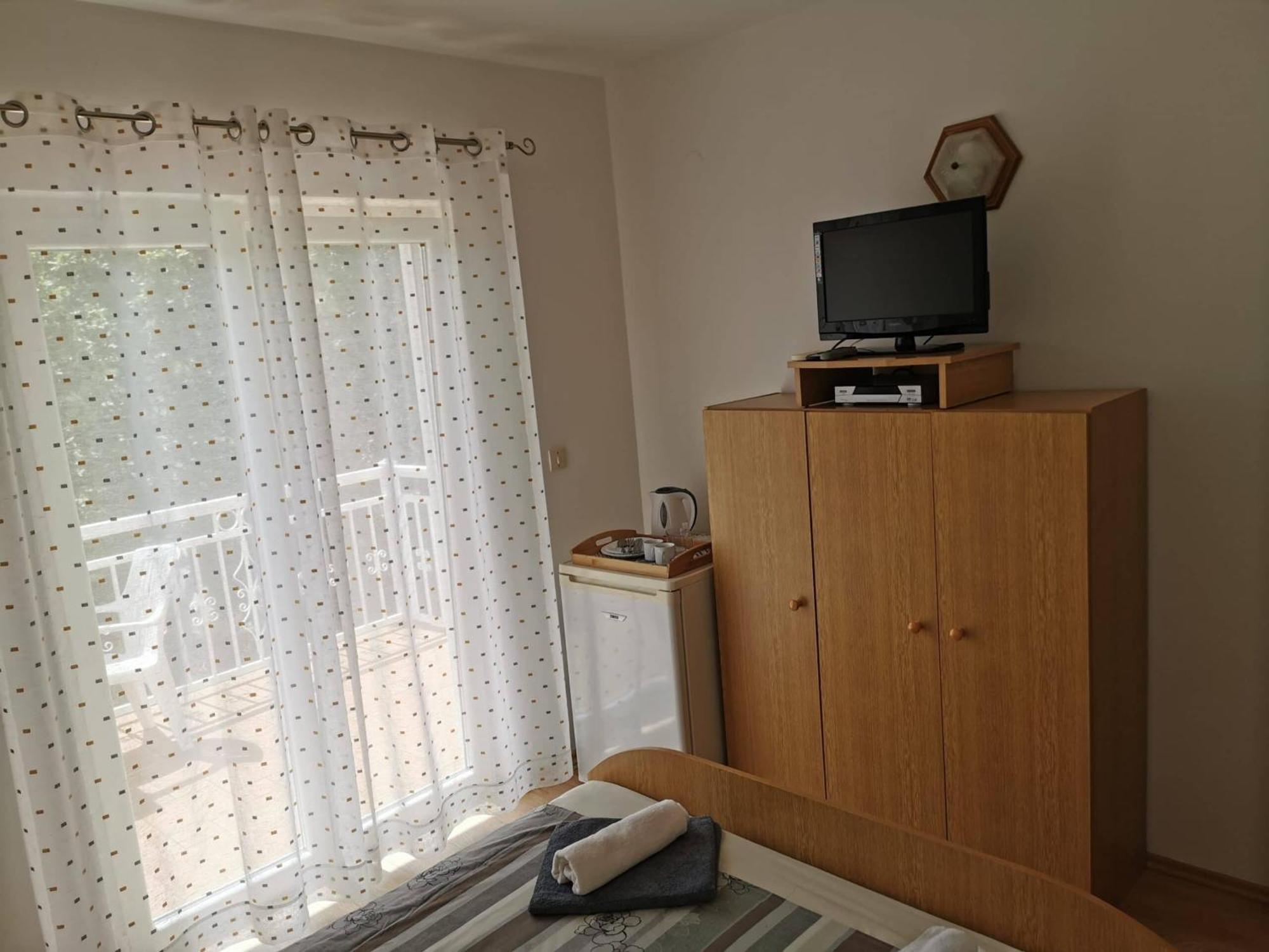 Apartments And Rooms Njivice Ruang foto