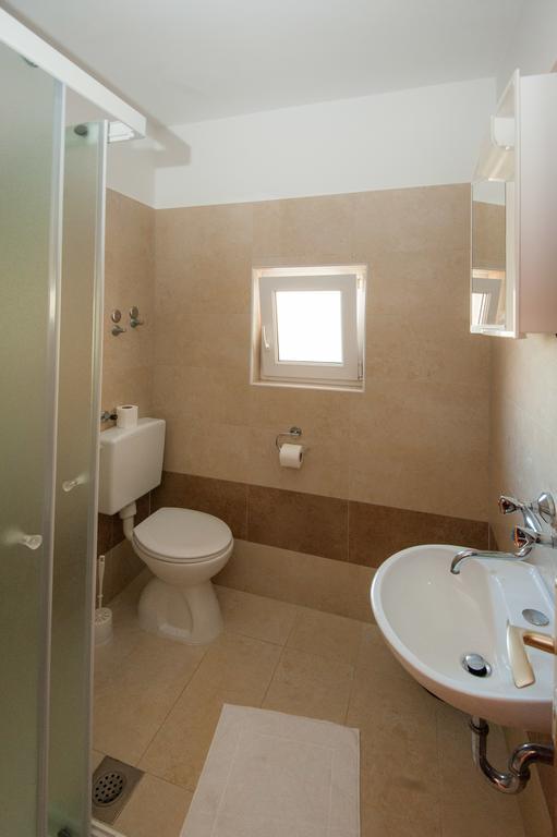 Apartments And Rooms Njivice Bagian luar foto