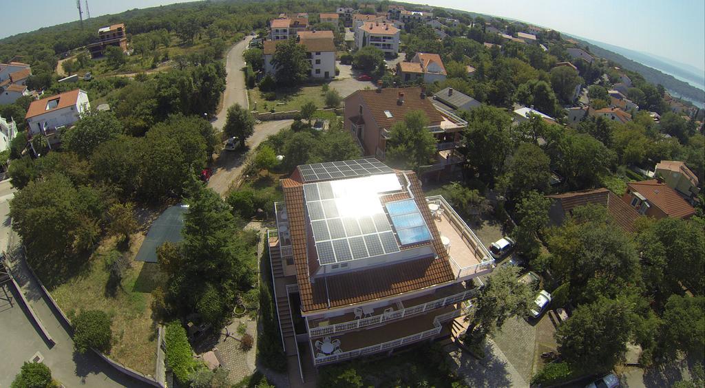 Apartments And Rooms Njivice Bagian luar foto