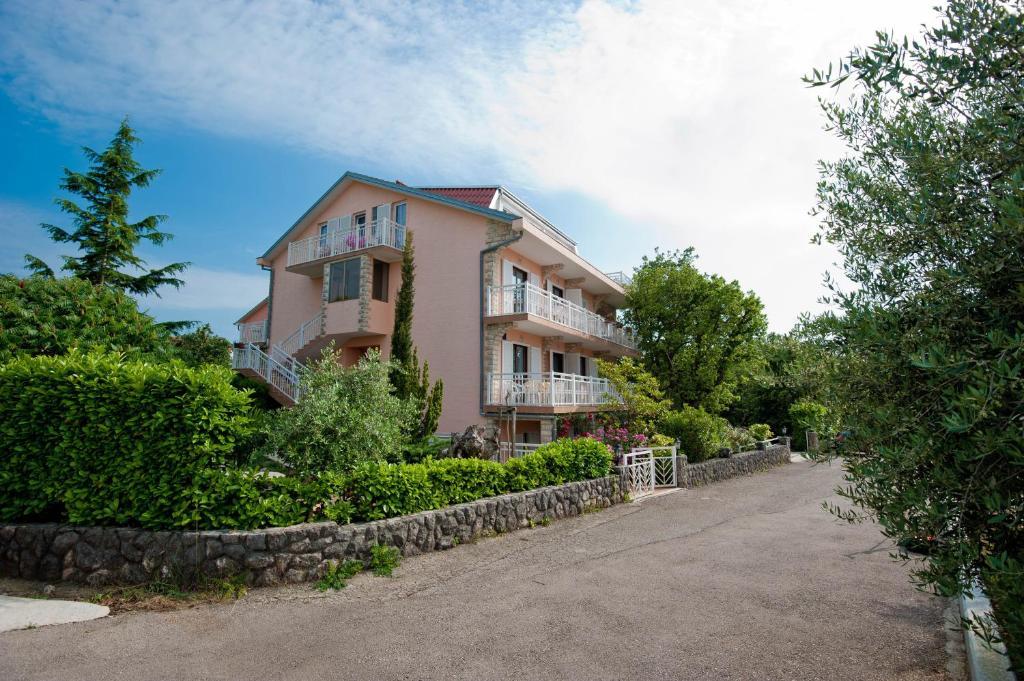Apartments And Rooms Njivice Ruang foto