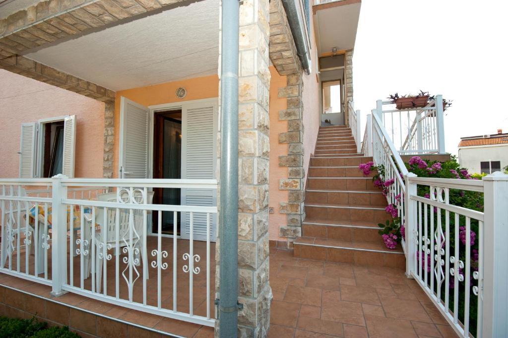 Apartments And Rooms Njivice Ruang foto
