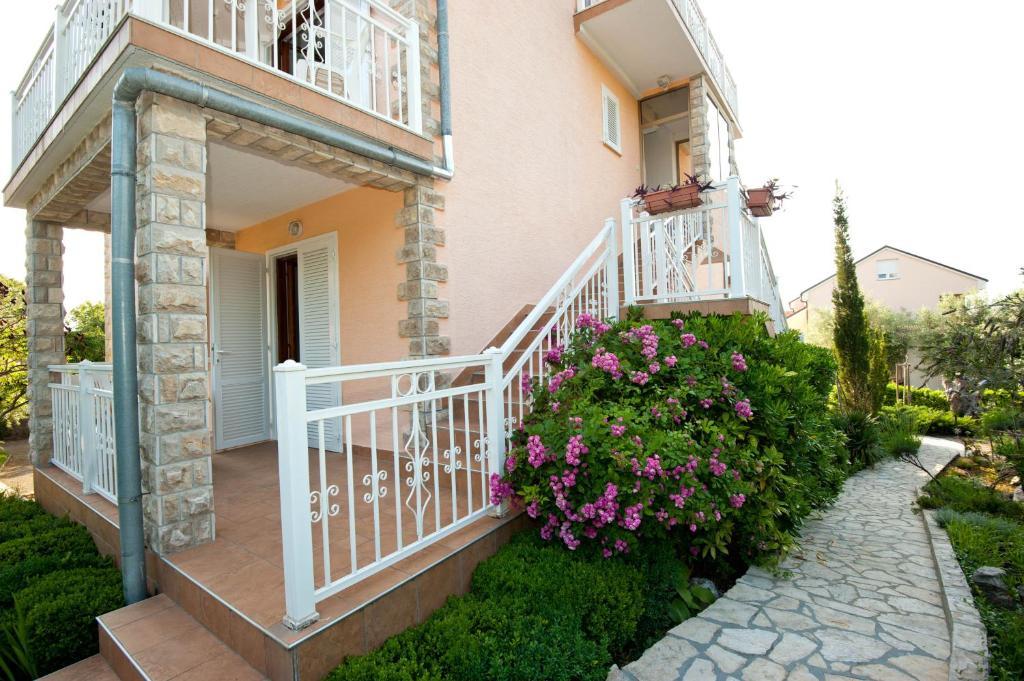 Apartments And Rooms Njivice Ruang foto
