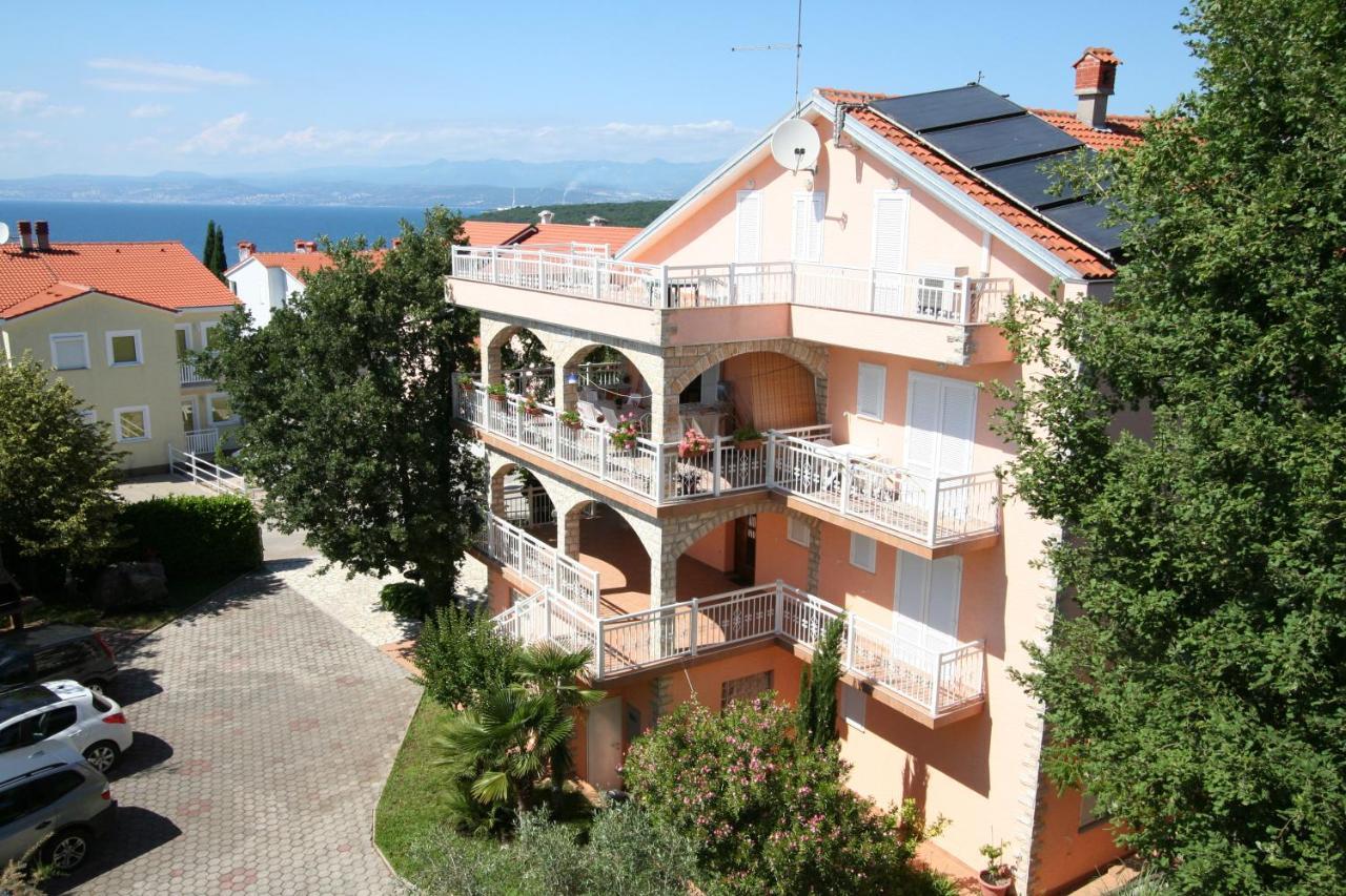 Apartments And Rooms Njivice Bagian luar foto