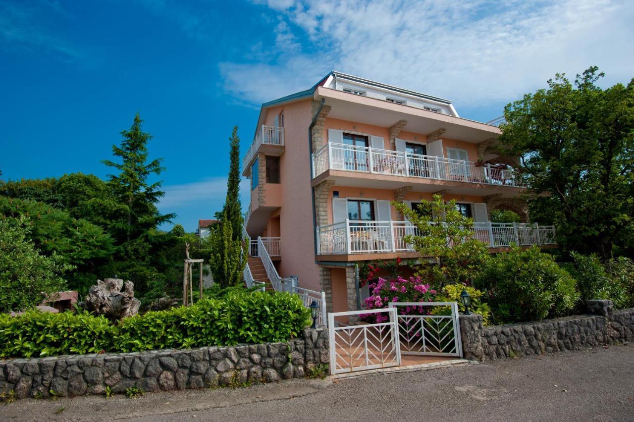 Apartments And Rooms Njivice Ruang foto